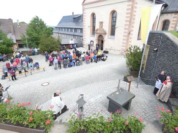Am Freiluftaltar vor der Klosterkirche feierten die Teilnehmer der Ökumene-Wallfahrt Gottesdienst.