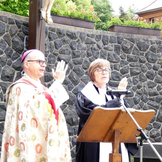 Bischof Dr. Franz Jung und Regionalbischöfin Gisela Bornowski erteilten den Pilgern gemeinsam den Segen.