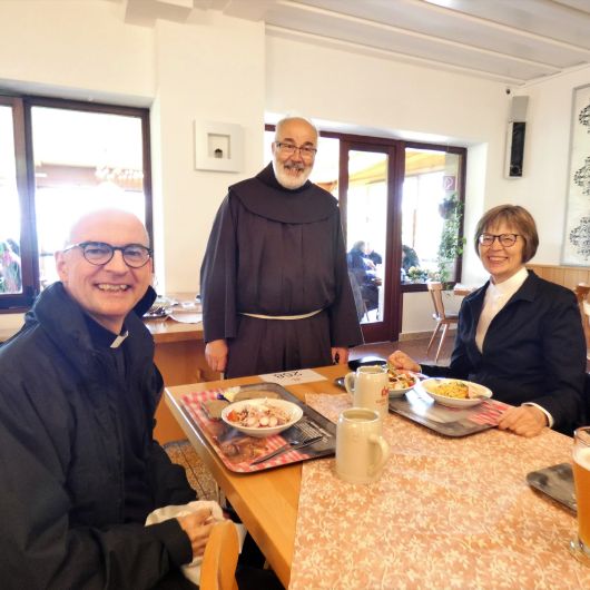 Im Antoniussaal auf dem Kreuzberg (von links): Bischof Dr. Franz Jung, Guardian Franziskanerpater Korbinian Klinger und Regionlbischöfin Gisela Bornowski.