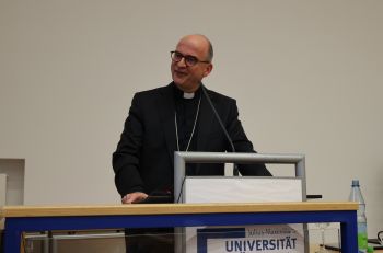 Bischof Dr. Franz Jung gratulierte bei seinem Grußwort Professor Dr. Wolfgang Weiß zum Bundesverdienstkreuz am Bande.