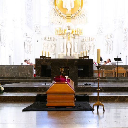 Mit einem Requiem im Würzburger Kiliansdom und der Beisetzung des Leichnams im Domkreuzgang hat das Bistum am Samstag, 26. November, Abschied von Domkapitular em. Prälat Karl Rost genommen.